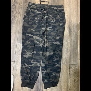 Chicos Zenergy Army Pattern Joggers 12R